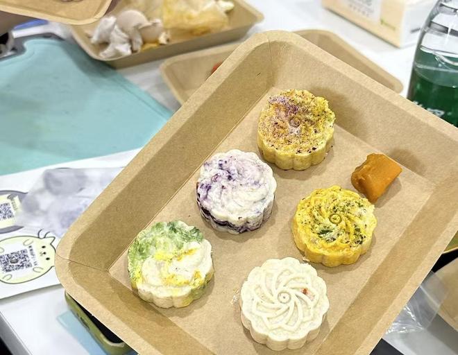 饼热销还可量身定制有商家一周内售出上千枚开元棋牌“毛孩子”也过中秋！成都宠物月(图4)